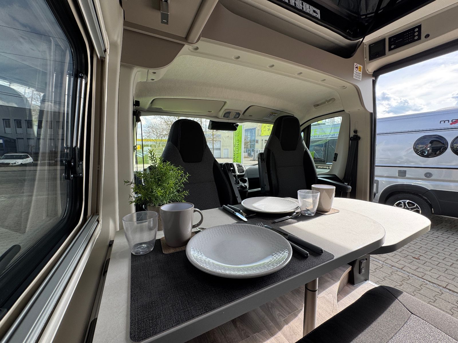 Fahrzeugabbildung Carado Van CV640 pro (Fiat) (AHK, Solar, Aufstelldach)