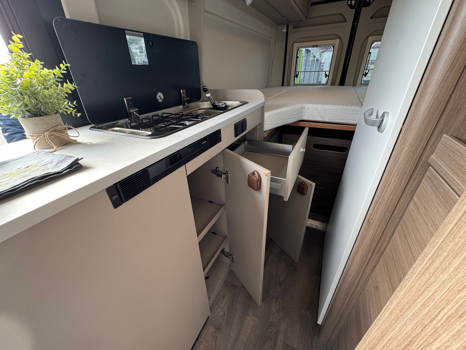 Fahrzeugabbildung Carado Van CV640 pro (Fiat) (AHK, Solar, Aufstelldach)