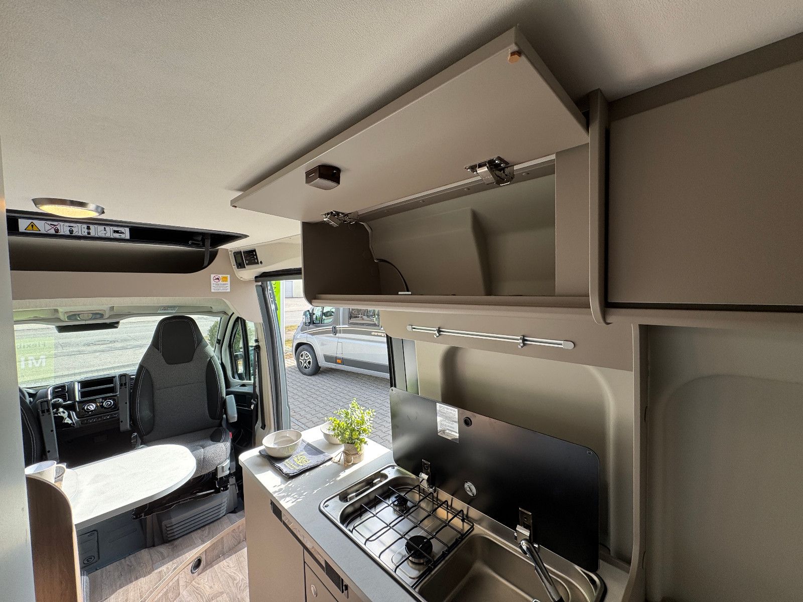 Fahrzeugabbildung Carado Van CV640 pro (Fiat) (AHK, Solar, Aufstelldach)