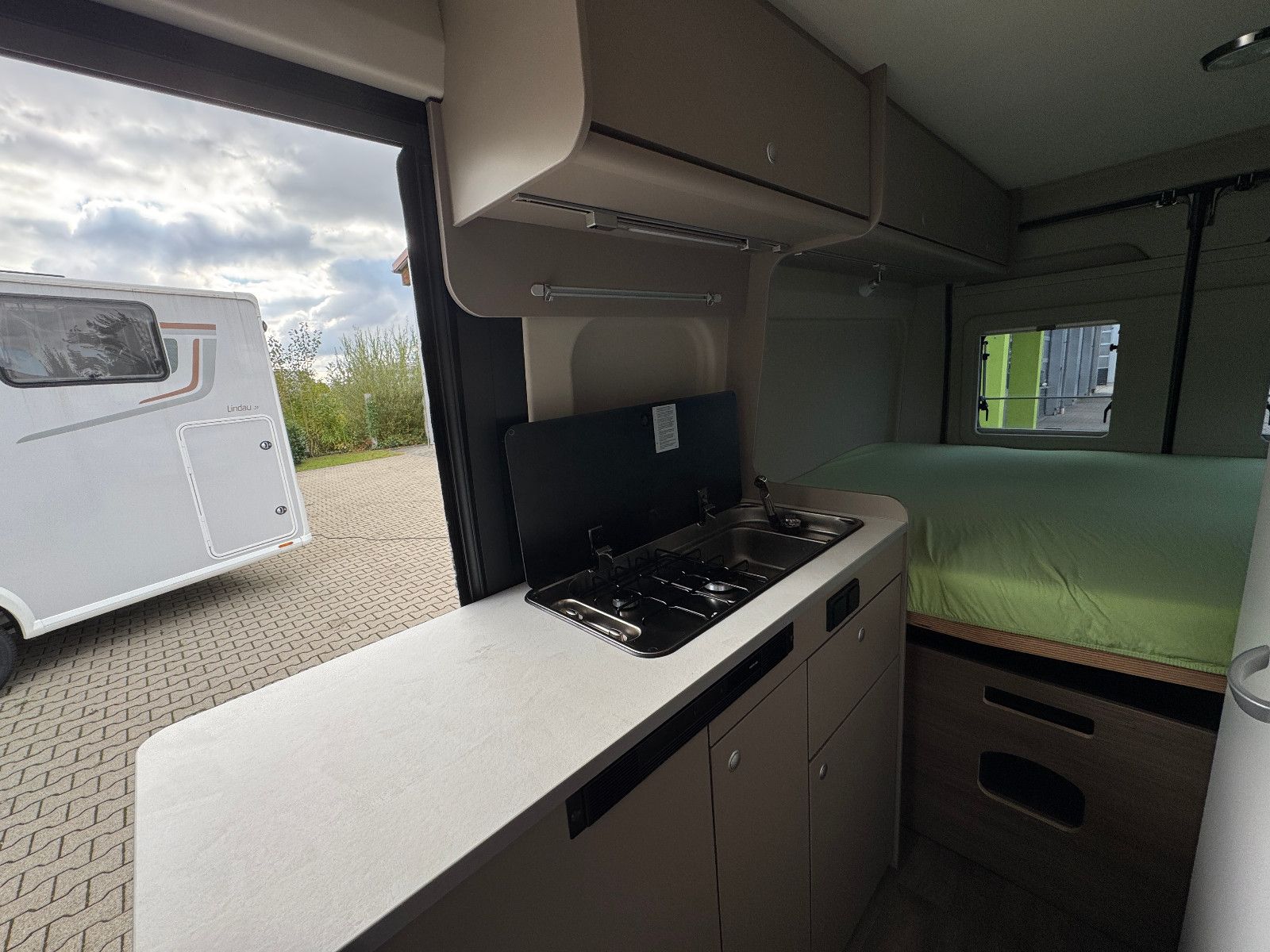 Fahrzeugabbildung Carado CV600 Pro (Aufstelldach, Navi, AHK, Kamera)