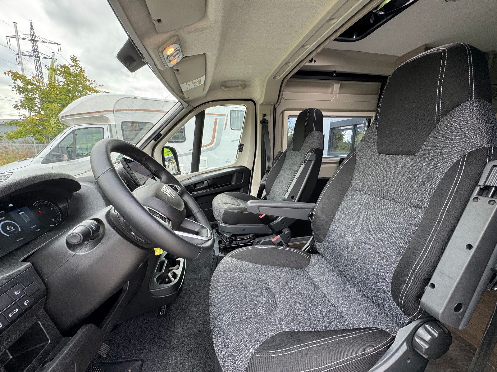 Fahrzeugabbildung Carado CV600 Pro (Aufstelldach, Navi, AHK, Kamera)