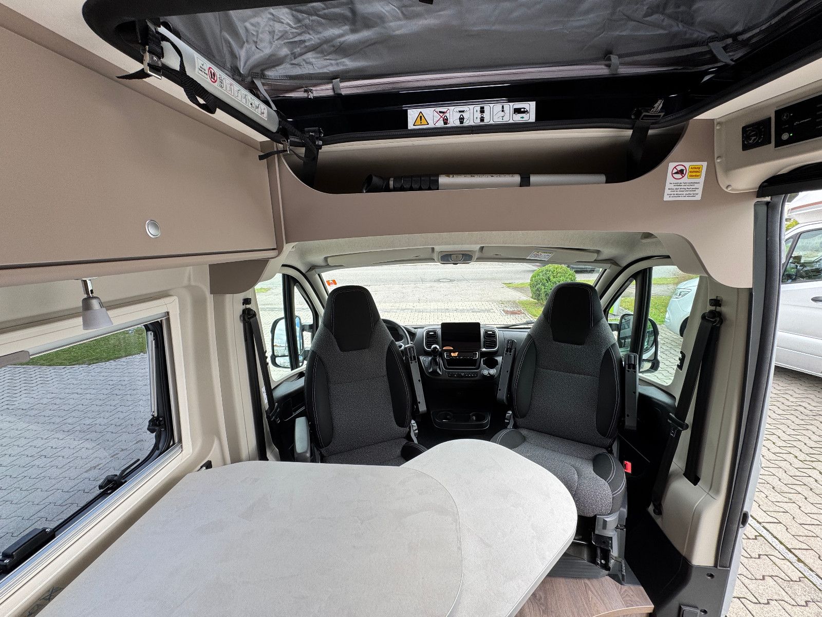 Fahrzeugabbildung Carado CV600 Pro (Aufstelldach, Navi, AHK, Kamera)
