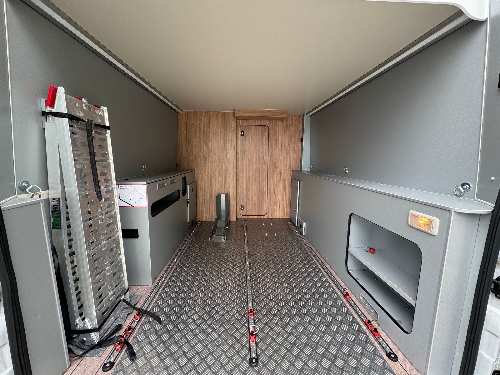 Fahrzeugabbildung Weinsberg CaraBus 630 MEG [OUTLAW] (Motorradgarage)